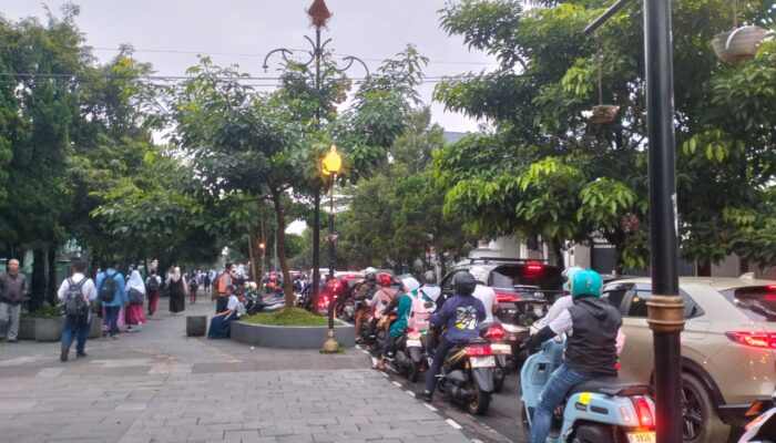 Hari Pertama Sekolah di Kota Sukabumi, Arus Lalin Jalan Ir. H Juanda Dago Padat Merayap