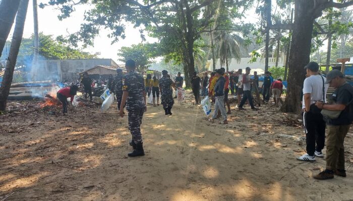 Aksi Bersih-Bersih Pantai Ujunggenteng, Ratusan Relawan Turun Tangan Jaga Kelestarian Alam