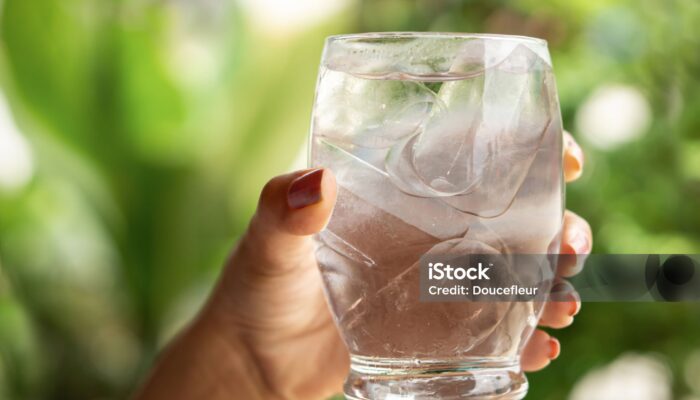 Waspadai Efek Minum Air Es Saat Cuaca Panas, Bisa Ganggu Pencernaan dan Tenggorokan