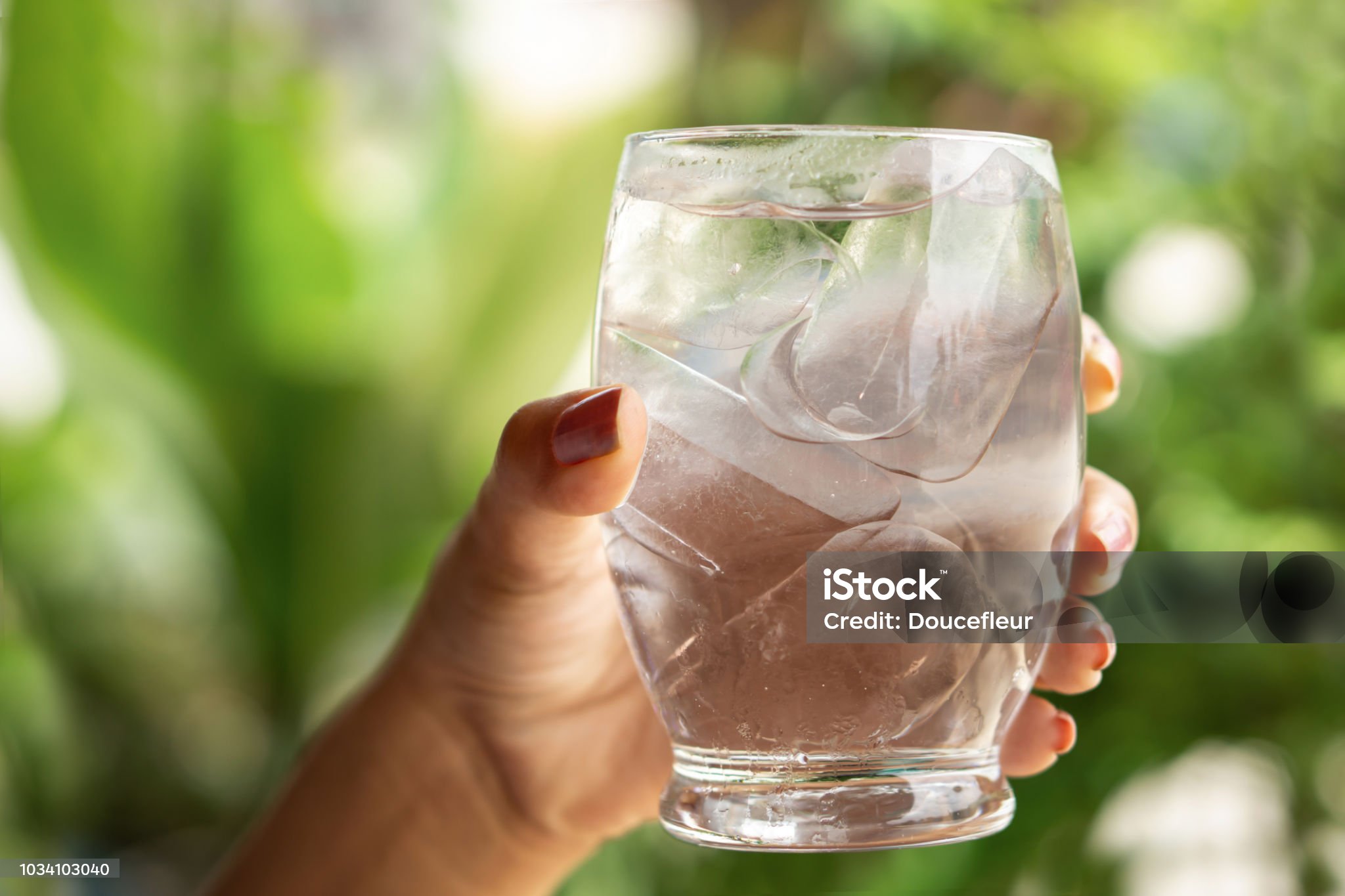 Waspadai Efek Minum Air Es Saat Cuaca Panas, Bisa Ganggu Pencernaan dan Tenggorokan