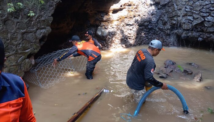 BPBD Kota Sukabumi Lakukan Kerja Bakti dan Pemasangan Bronjong untuk Cegah Longsor di Karang Tengah