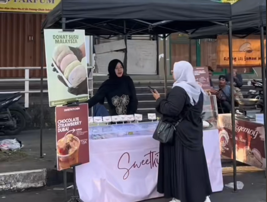 Donat Susu Malaysia Sukabumi Viral di Alun-Alun Utara 3 Donat Besar Hanya Rp20 Ribu