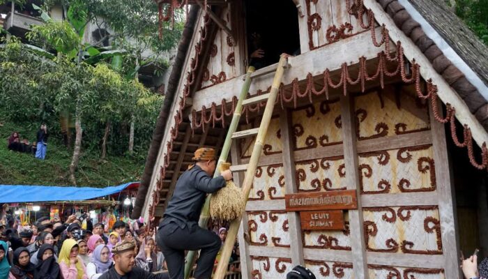 Seren Taun Ke 446 Kasepuhan Sinar Resmi, Wabup: Pelestarian Tradisi Merupakan Kekuatan Bangsa