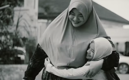 Kisah Inspiratif Ibu Yatin: Dari Dapur Rumahan, Rengginang Mendunia Hingga Berangkat Umrah Sekeluarga