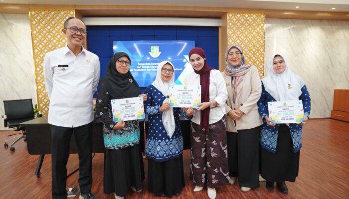 Wali Kota Sukabumi Serahkan Insentif untuk 750 Guru PAUD, Dukung Pendidikan Anak Usia Dini