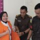 Kepala Desa Cikujang Heni saat dipakaikan baju tahanan oleh Kejari Kabupaten Sukabumi. Foto/Istimewa