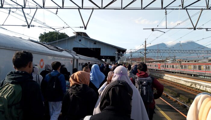 Viral Penumpang Kereta Api Masak Nasi dan Catok Rambut Pakai Colokan