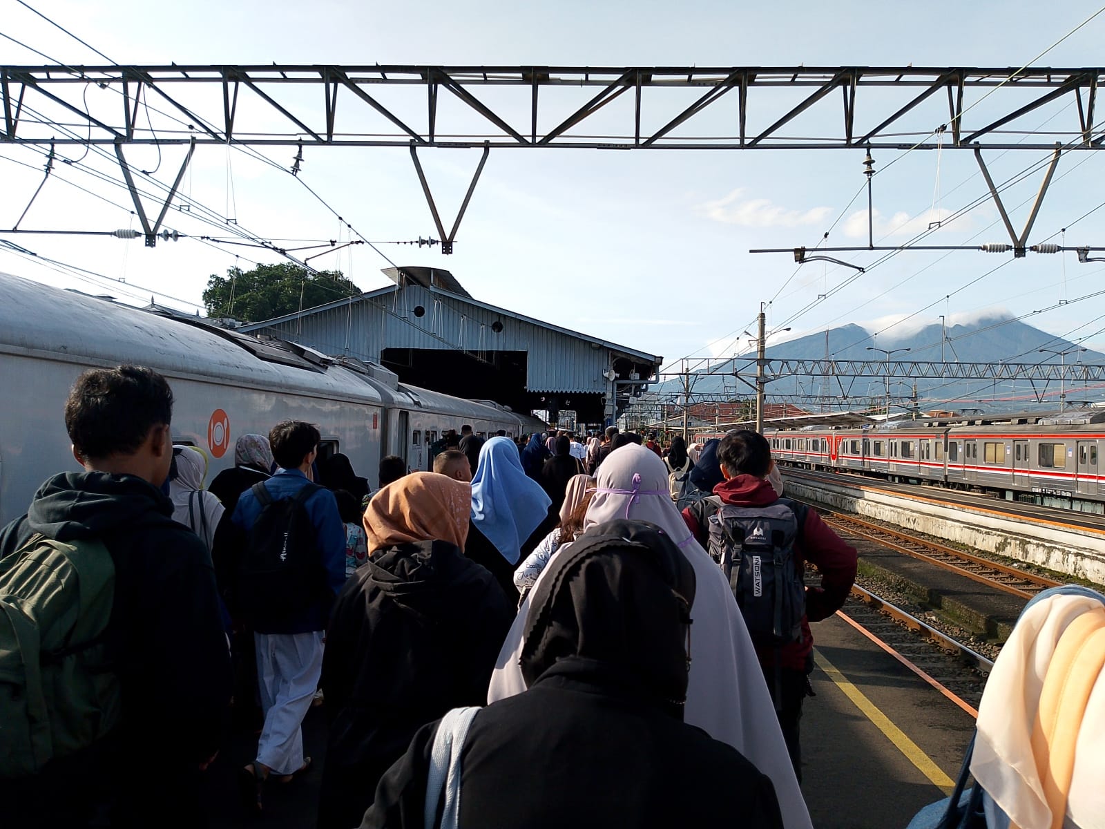 Viral Penumpang Kereta Api Masak Nasi dan Catok Rambut Pakai Colokan