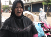Bikin Geleng Kepala Emak-Emak Asal Jepara Ini Jual Kerupuk Pakai Motor Sport
