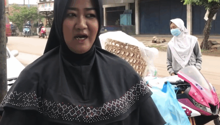 Bikin Geleng Kepala Emak-Emak Asal  Jepara Ini Jual Kerupuk Pakai Motor Sport