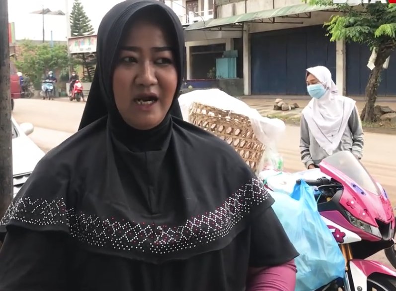 Bikin Geleng Kepala Emak-Emak Asal Jepara Ini Jual Kerupuk Pakai Motor Sport