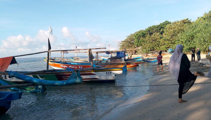 Pantai Tenda Biru: Tempat Rahasia di sukabumi Ujung Genteng yang Cocok untuk Healing dan Petualangan