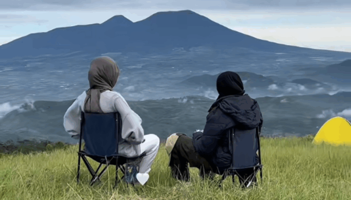 Puncak Peuyeum, Negeri di Atas Awan Favorit Camping Sukabumi