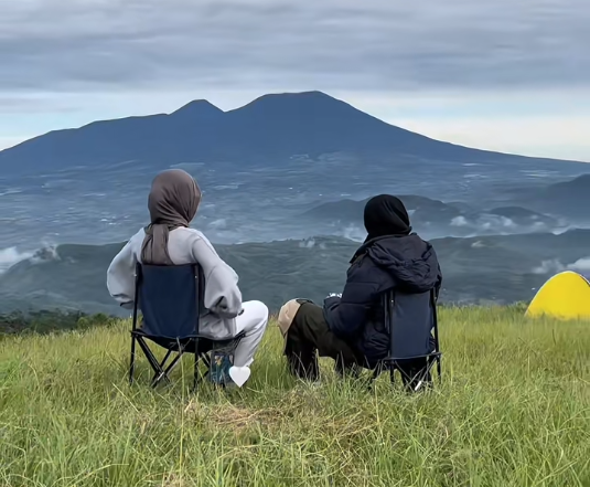 Puncak Peuyeum, Negeri di Atas Awan Favorit Camping Sukabumi