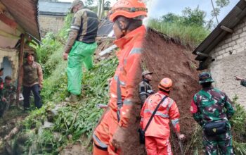 Hujan Deras Sebabkan Banjir dan Longsor di Parakansalak, 44 Jiwa Terdampak
