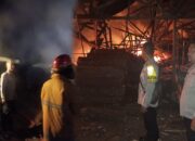Kebakaran Hanguskan Bangunan Pengolahan Kayu di Lengkong, Kerugian Capai Rp120 Juta