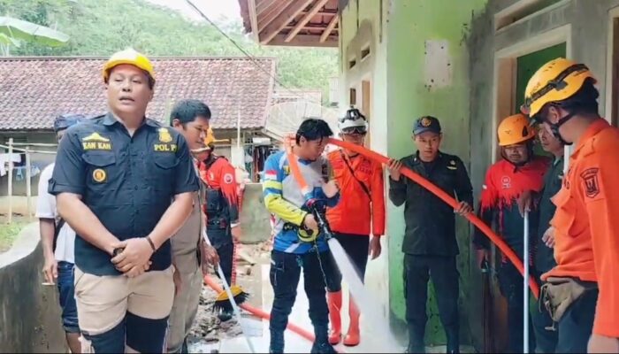 Warga Terdampak Banjir di Tegalbuleud Mulai Kembali ke Rumah, Pembersihan Selesai Dilakukan