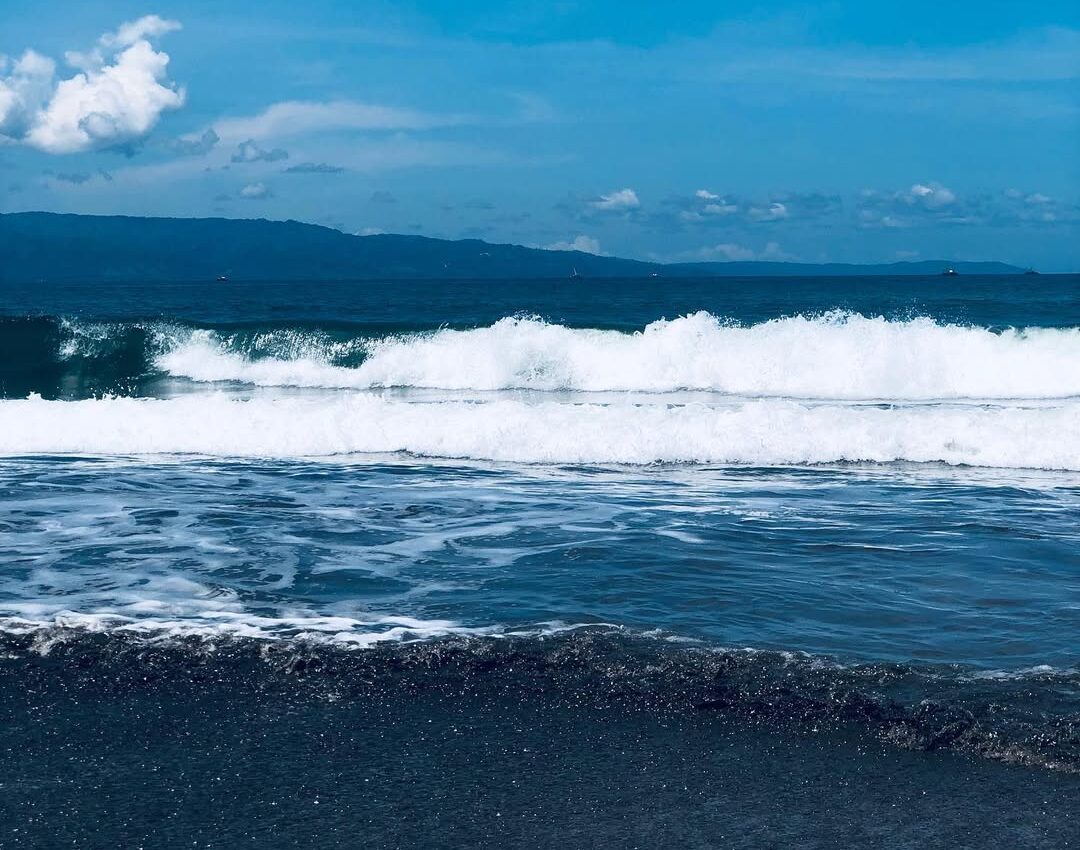 BMKG: Waspada Gelombang Tinggi Sabtu 26 Juli 2025: Lebih dari 4 Meter di Samudra Hindia Barat Lampung hingga Selatan NTT