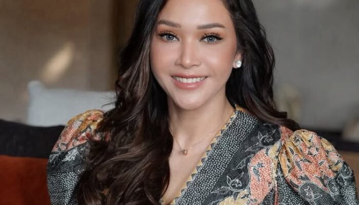 Gaya Batik Maia Estianty: Perpaduan Elegan Tradisi dan Modernitas