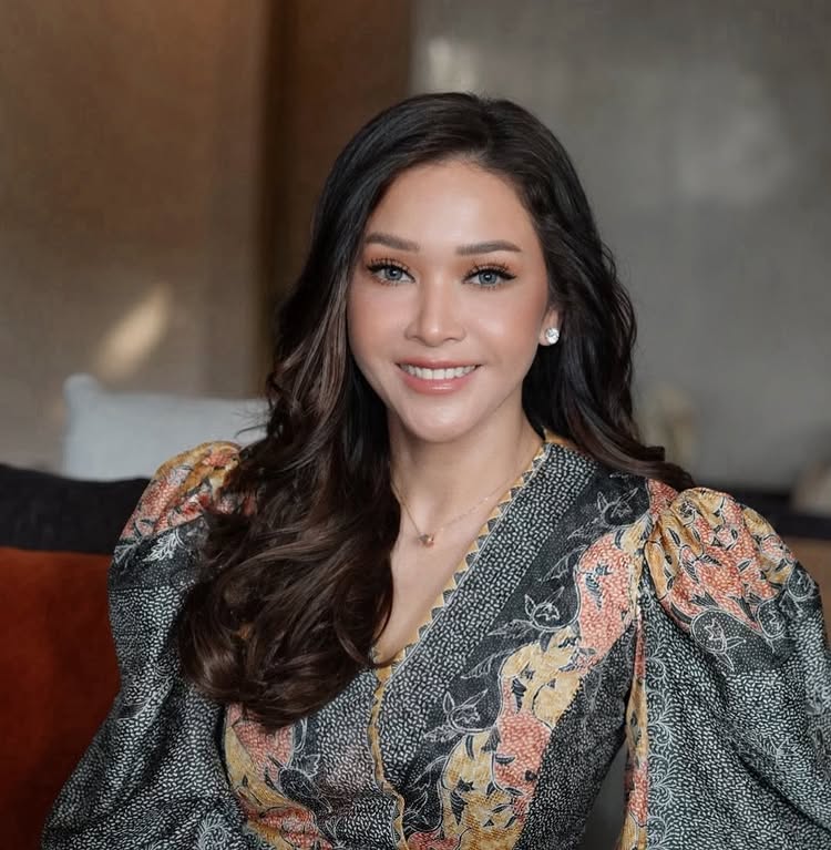 Gaya Batik Maia Estianty: Perpaduan Elegan Tradisi dan Modernitas