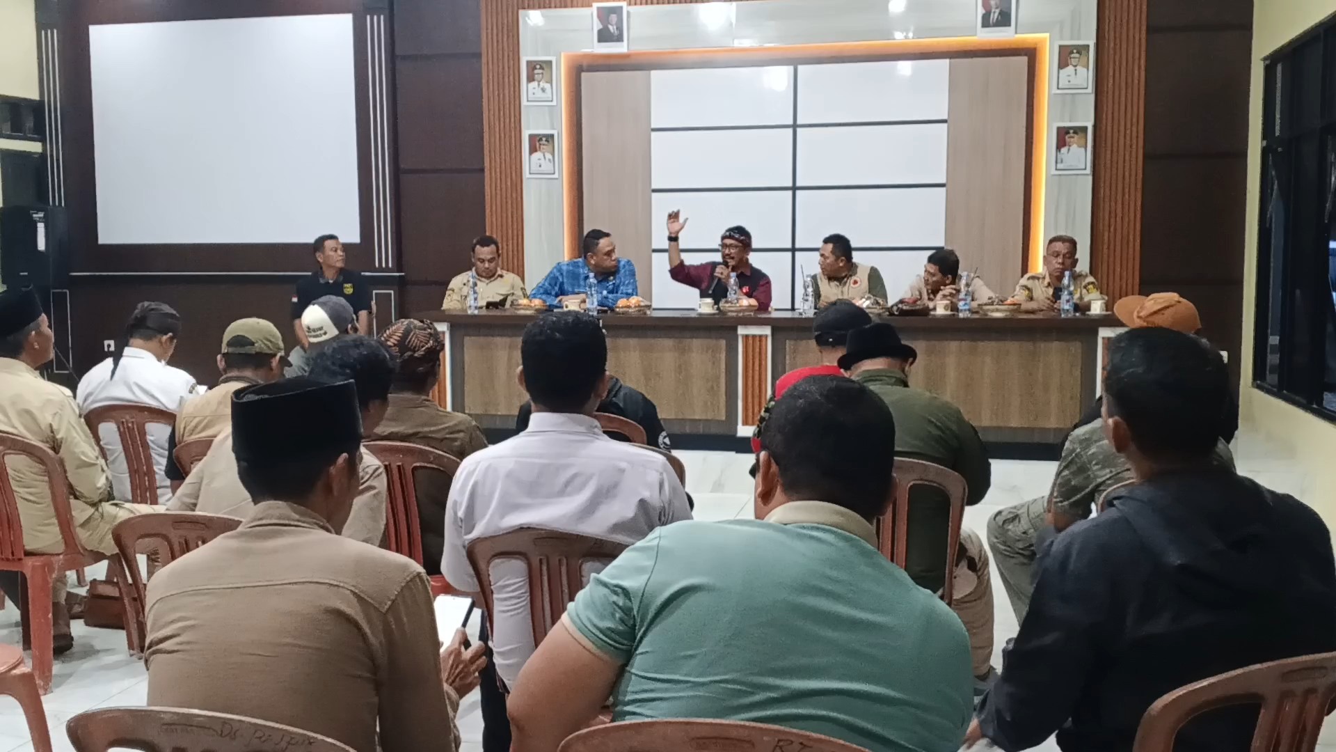 Para Kepala Desa di Wilayah VI Jampangkulon saat pertemuan bersama Bupati dan Bapenda, Selasa (1/7/2025). Foto/Sukabumiku.id