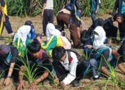 Tutup MPLS, Ratusan Pelajar Surade Gelar Aksi Cinta Lingkungan di Pantai Minajaya
