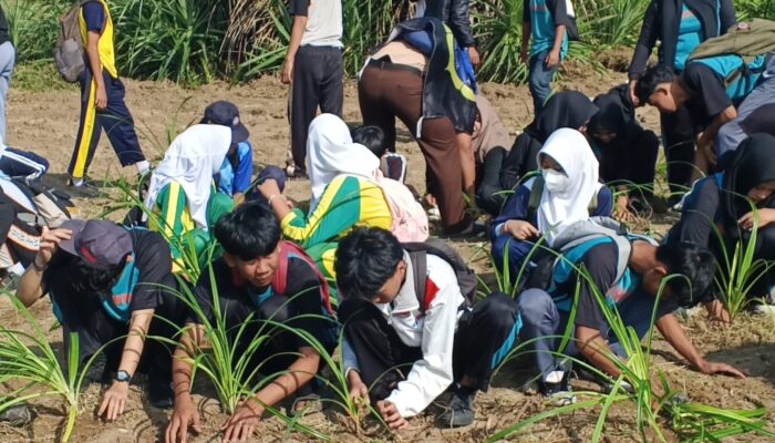Tutup MPLS, Ratusan Pelajar Surade Gelar Aksi Cinta Lingkungan di Pantai Minajaya