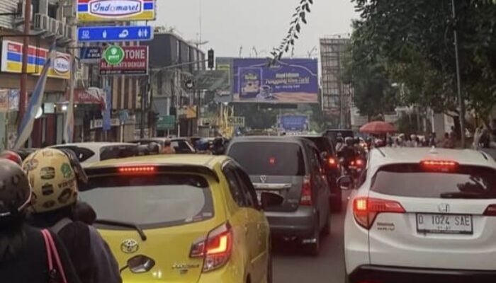 Sejumlah Ruas Jalan di Kota Sukabumi Terpantau Padat Merayap, Polres Kerahkan Personel untuk Penguraian
