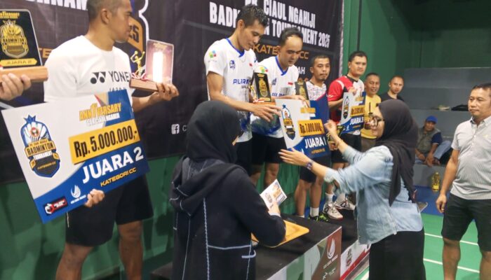 PB Dinkes Kota Sukabumi Berhasil Angkat Trofi di Turnamen Badminton Ciaul Ngahiji