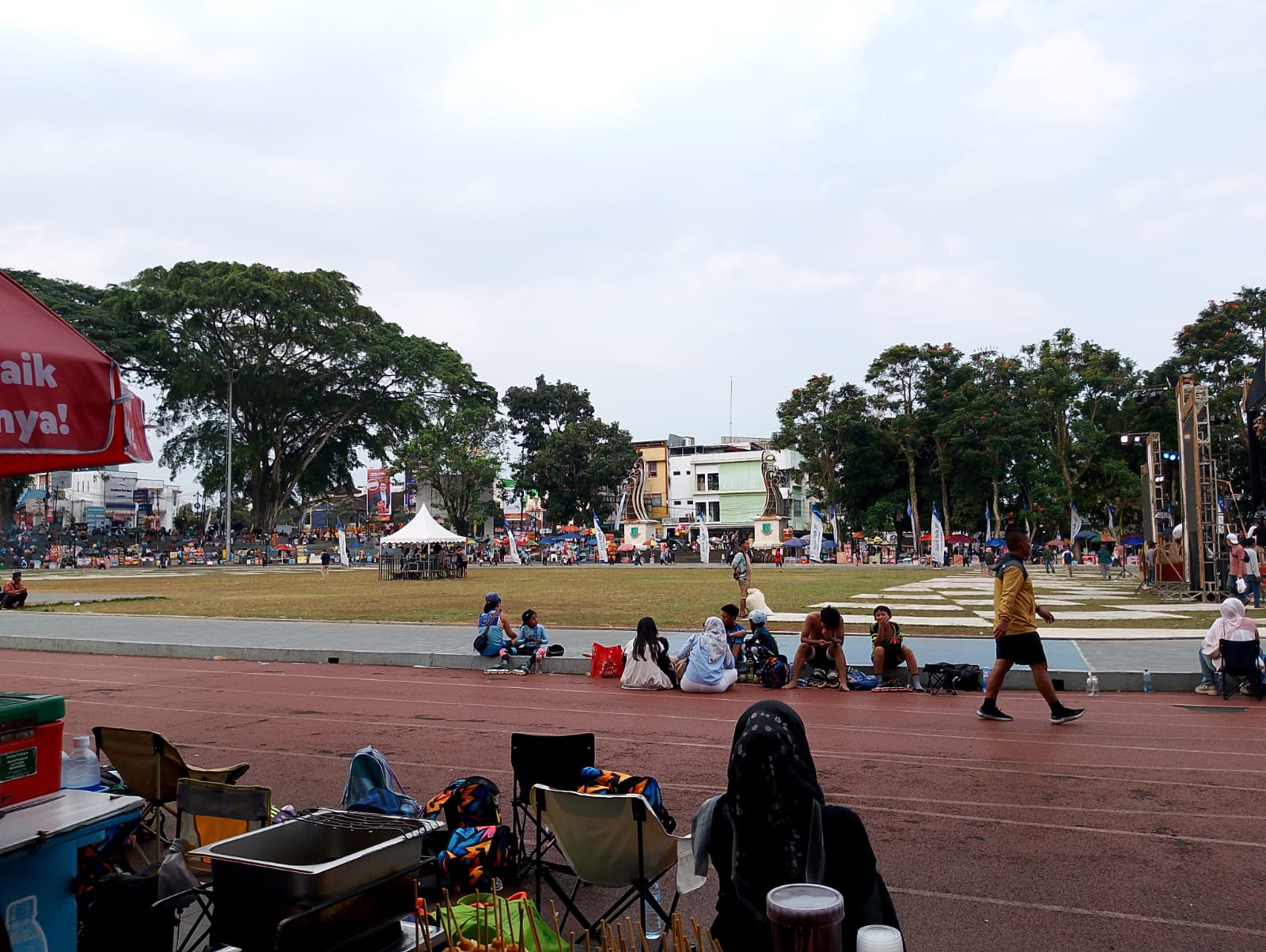 Jajanan dan Cemilan Meriahkan Pusat Kota Sukabumi, Gubernur Dedi Mulyadi Dijadwalkan Hadir Malam Ini