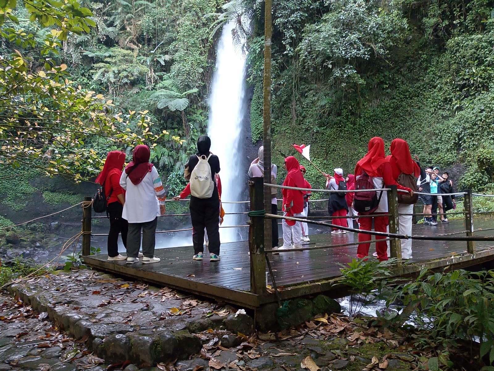 Menikmati Curug Sawer Lewat Jembatan eMHa, Ada River Tubing dan Pemandangan Asri
