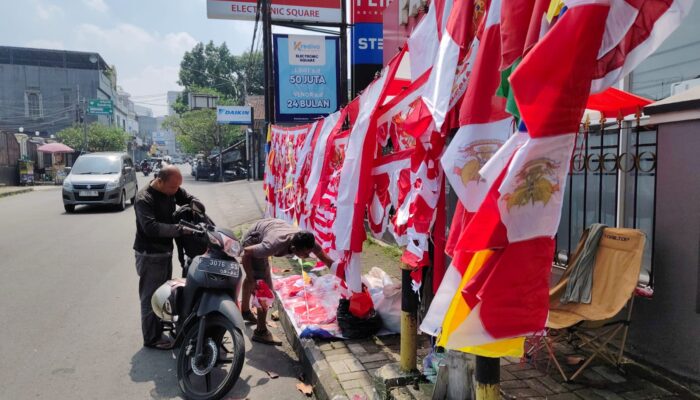 Menjelang HUT RI ke-80, Penjual Bendera di Sukabumi Keluhkan Omzet Anjlok