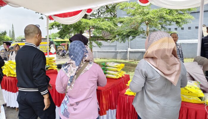 Polres Sukabumi Kota Gelar Gerakan Pangan Murah, Salurkan 5 Ton Beras Premium