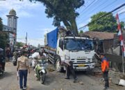 Sebuah Truck Tronton di Jalan Pelabuhan II Kota Sukabumi Tabrak Pohon, 1 Pengendara Alami Luka
