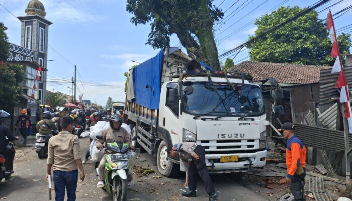 Sebuah Truck Tronton di Jalan Pelabuhan II Kota Sukabumi Tabrak Pohon, 1 Pengendara Alami Luka
