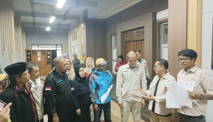 Puluhan Ketua RW di Kota Sukabumi Geruduk Gedung DPRD Tolak Penghapusan Program P2RW