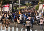 PMII Kota Sukabumi Gembok dan Segel Rumah Dinas Wali Kota, Tuntut Reformasi Birokrasi dan Pelayanan Publik