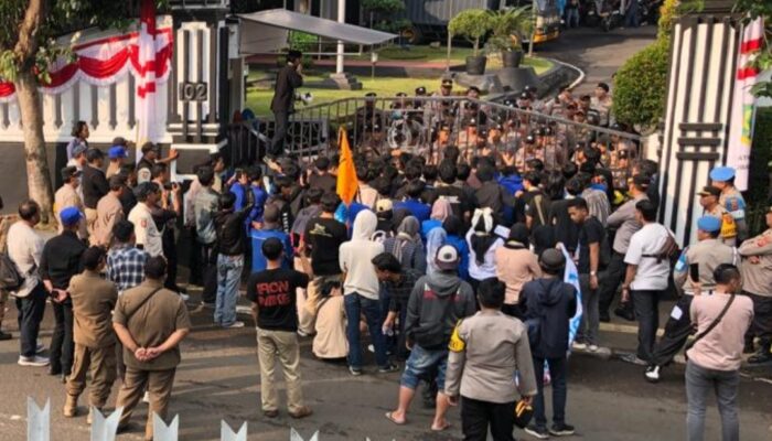 PMII Kota Sukabumi Gembok dan Segel Rumah Dinas Wali Kota, Tuntut Reformasi Birokrasi dan Pelayanan Publik