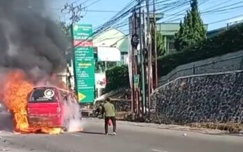 Angkot Jurusan Goalpara Hangus Terbakar di Depan RS Hermina Sukabumi, Lalu Lintas Sempat Lumpuh Total