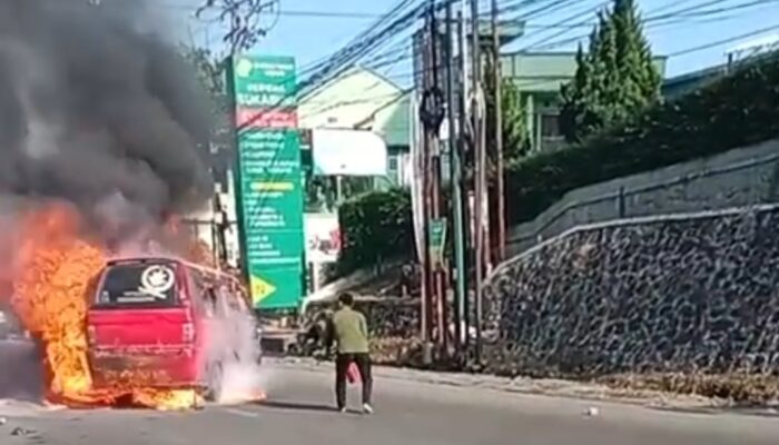 Angkot Jurusan Goalpara Hangus Terbakar di Depan RS Hermina Sukabumi, Lalu Lintas Sempat Lumpuh Total