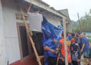 Satgas BPBD Sukabumi Monitoring Rumah Ambruk di Kelurahan Karamat