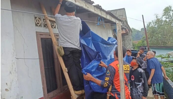 Satgas BPBD Sukabumi Monitoring Rumah Ambruk di Kelurahan Karamat