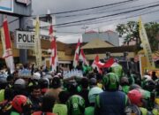 Ribuan Ojol Kepung Polres Sukabumi Kota Tuntut Kapolri Mundur dan Pelaku Pelindas Ojol Ditindak