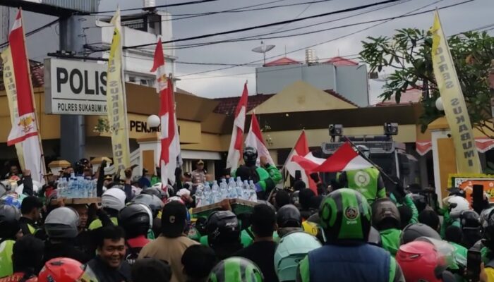 Ribuan Ojol Kepung Polres Sukabumi Kota Tuntut Kapolri Mundur dan Pelaku Pelindas Ojol Ditindak