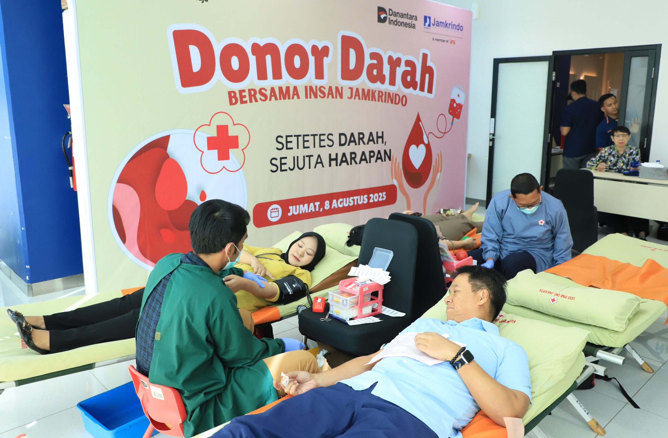 Direktur Manajemen SDM, Umum dan Manajemen Risiko PT Jamkrindo saat mengikuti kegiatan donor darah di Gedung Jamkrindo Jumat 8 Agustus 2025. Mengusung semangat "Setetes Darah Sejuta Harapan", kegiatan ini menargetkan pengumpulan 200 kantong darah yang akan disalurkan melalui PMI untuk membantu memenuhi kebutuhan darah nasional.