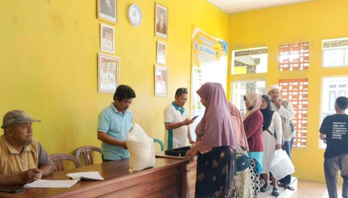 Pemdes Buniwangi Salurkan 1,2 Ton Beras Bantuan untuk 608 KPM