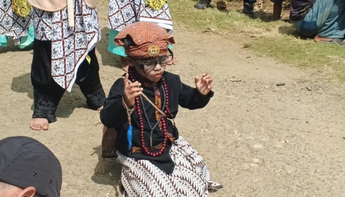 Samsul, Lengser Cilik dari Desa Purwasedar yang Curi Perhatian di Festival Budaya Anak Pesisir