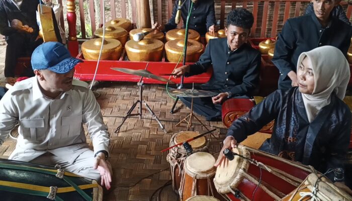 Wakil Menteri Giring Ganesha Kagum pada Pemain Gamelan Muda Ciracap, Hingga Main Gendang Bareng Aila