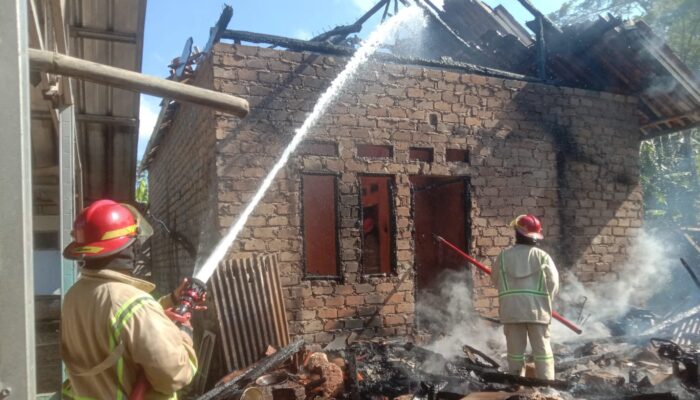 Kebakaran Dua Rumah Warga di Surade, Diduga Akibat Korsleting Listrik