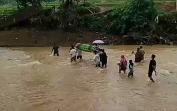 Warga Jampangkulon Terpaksa Pikul Jenazah Seberangi Sungai Karena Jembatan Rusak